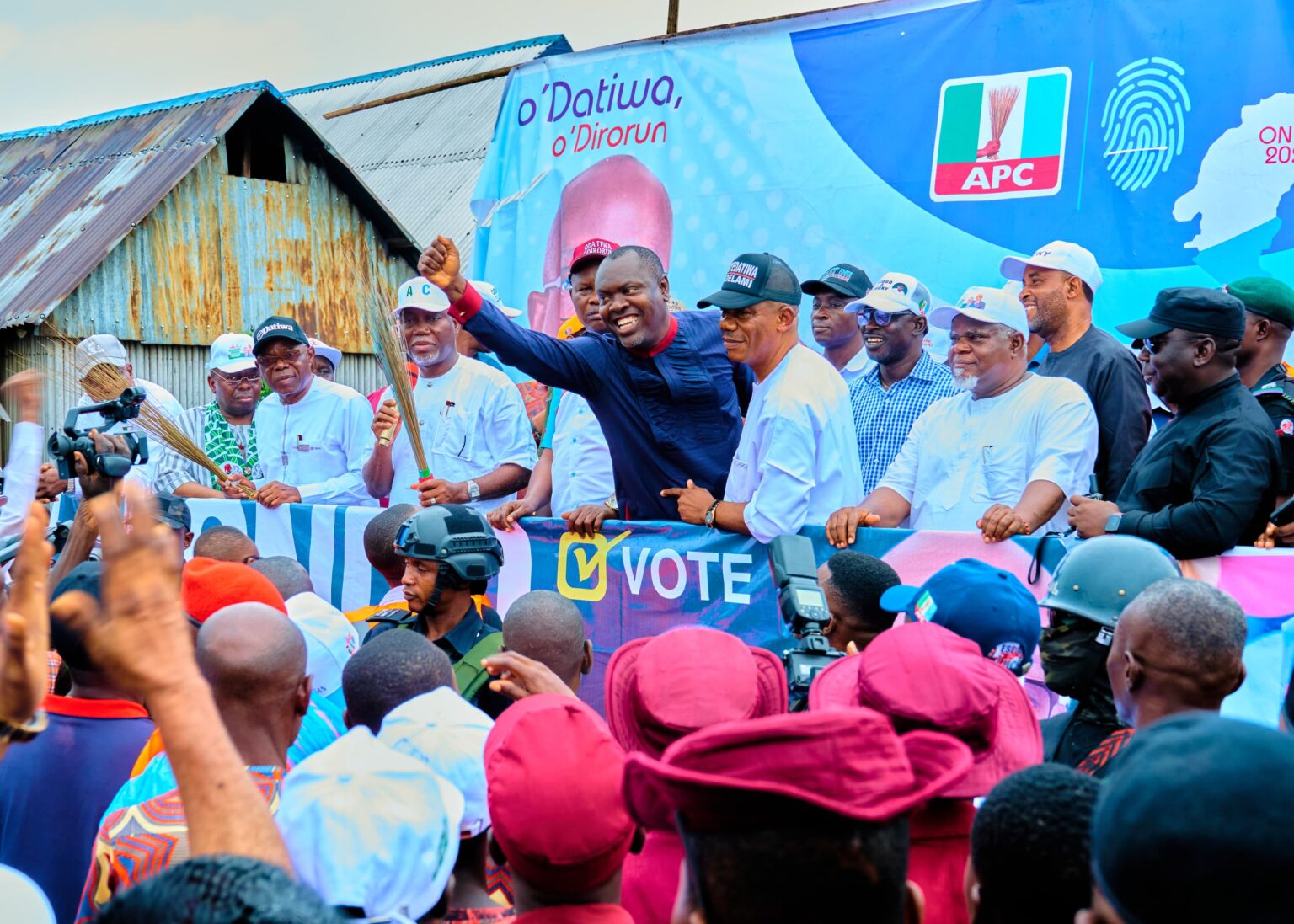 2024: Gov Aiyedatiwa tours Ese odo communities, gets monarchs’ endorsement