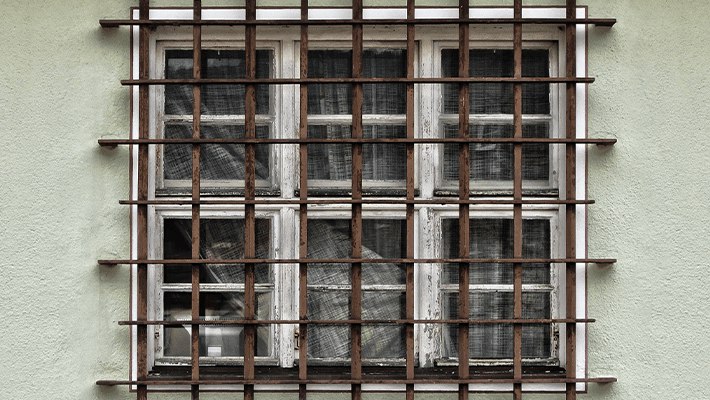 Bus conductor sentenced to prison for stealing window