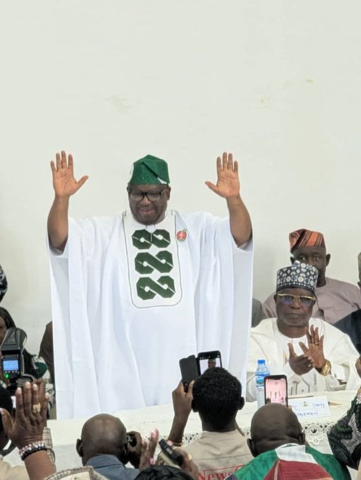 Yilwatda receives Mutfwang as Plateau governor dumps former party for APC