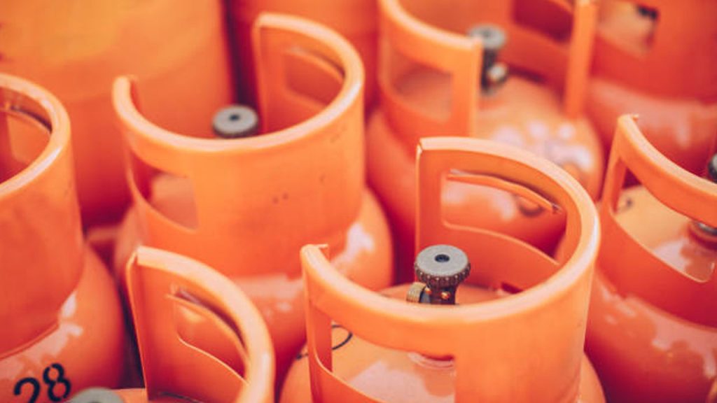 Nigerians lament fresh cooking gas hike as price hits N1,500 per Kg